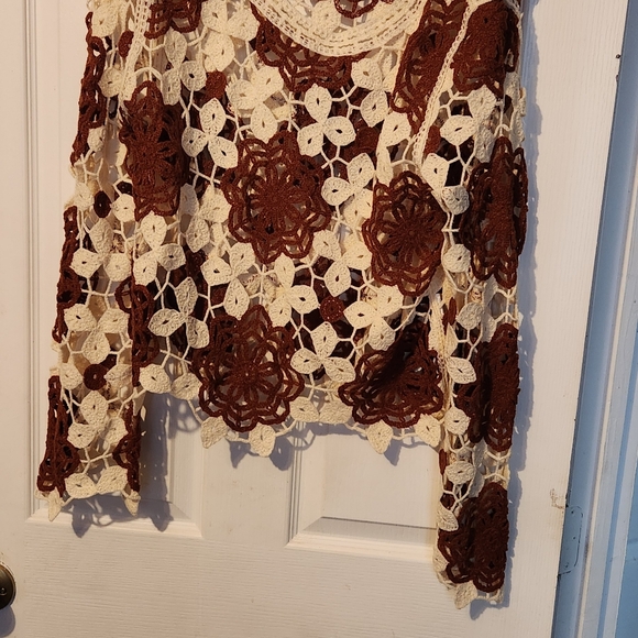 Two -Tone Flower Crochet patterned long sleeves pull over sweater - Picture 2 of 2